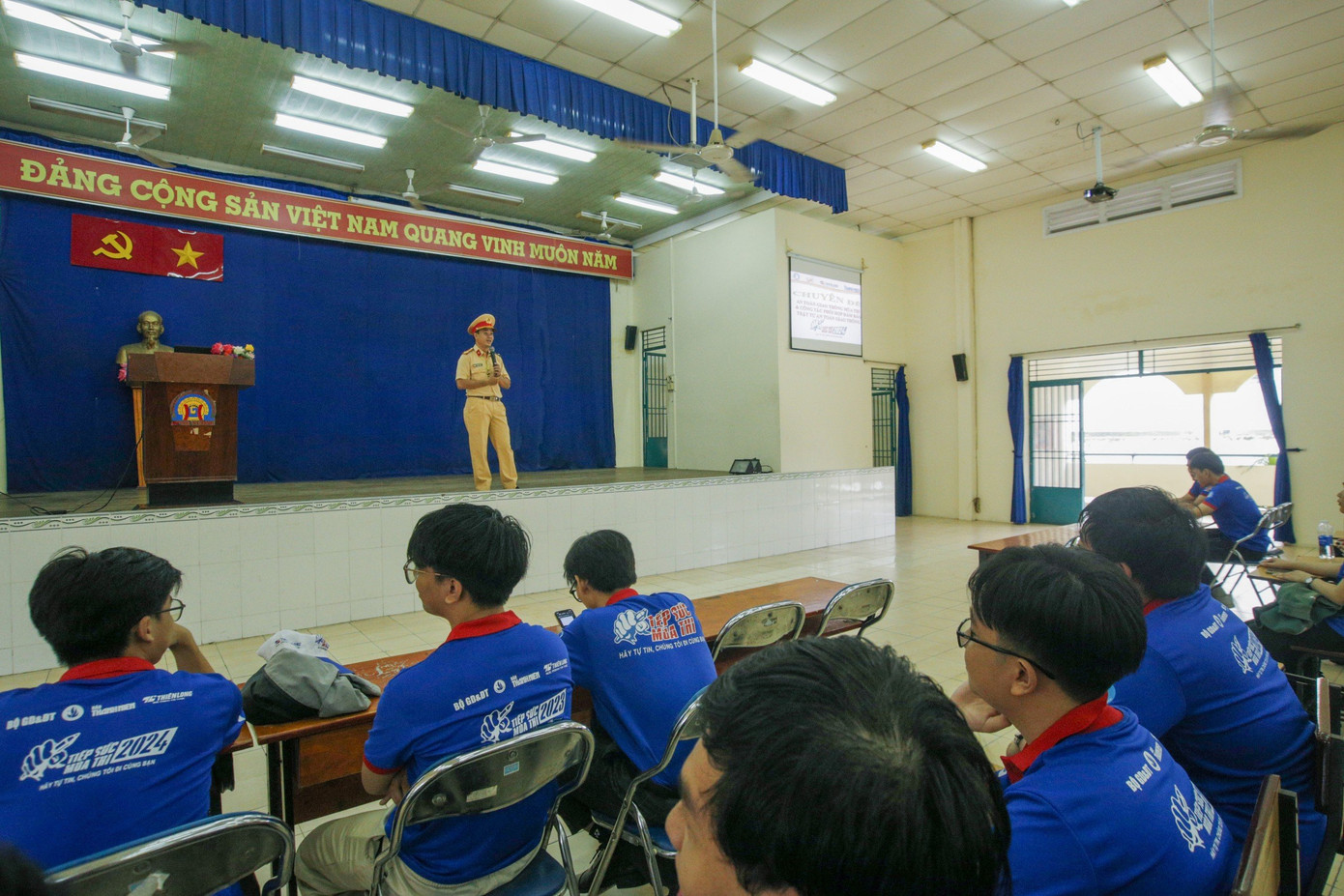 Sau lễ ra quân, các chiến sĩ chương trình 'Tiếp sức mùa thi' đã bắt tay vào nhiều phần hoạt động. Trong ảnh là hoạt động tập huấn đảm bảo ATGT trong mùa thi của Phòng CSGT, Công an TP. HCM cho các chiến sĩ. Sau lễ ra quân, các chiến sĩ chương trình 'Tiếp sức mùa thi' đã bắt tay vào nhiều phần hoạt động. Trong ảnh là hoạt động tập huấn đảm bảo ATGT trong mùa thi của Phòng CSGT, Công an TP. HCM cho các chiến sĩ.