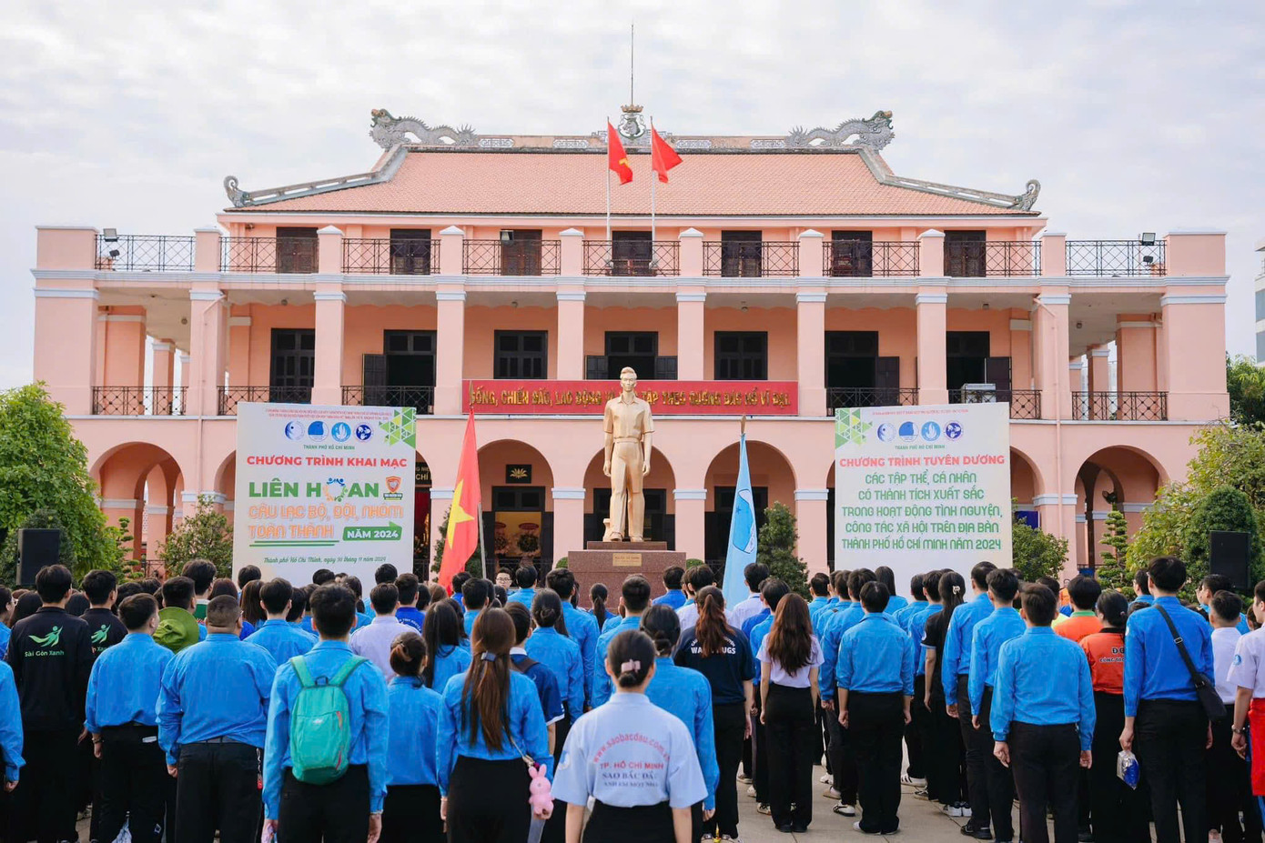 Các đại biểu dâng hoa báo công tại Bảo tàng Hồ Chí Minh, Chi nhánh TP. HCM.