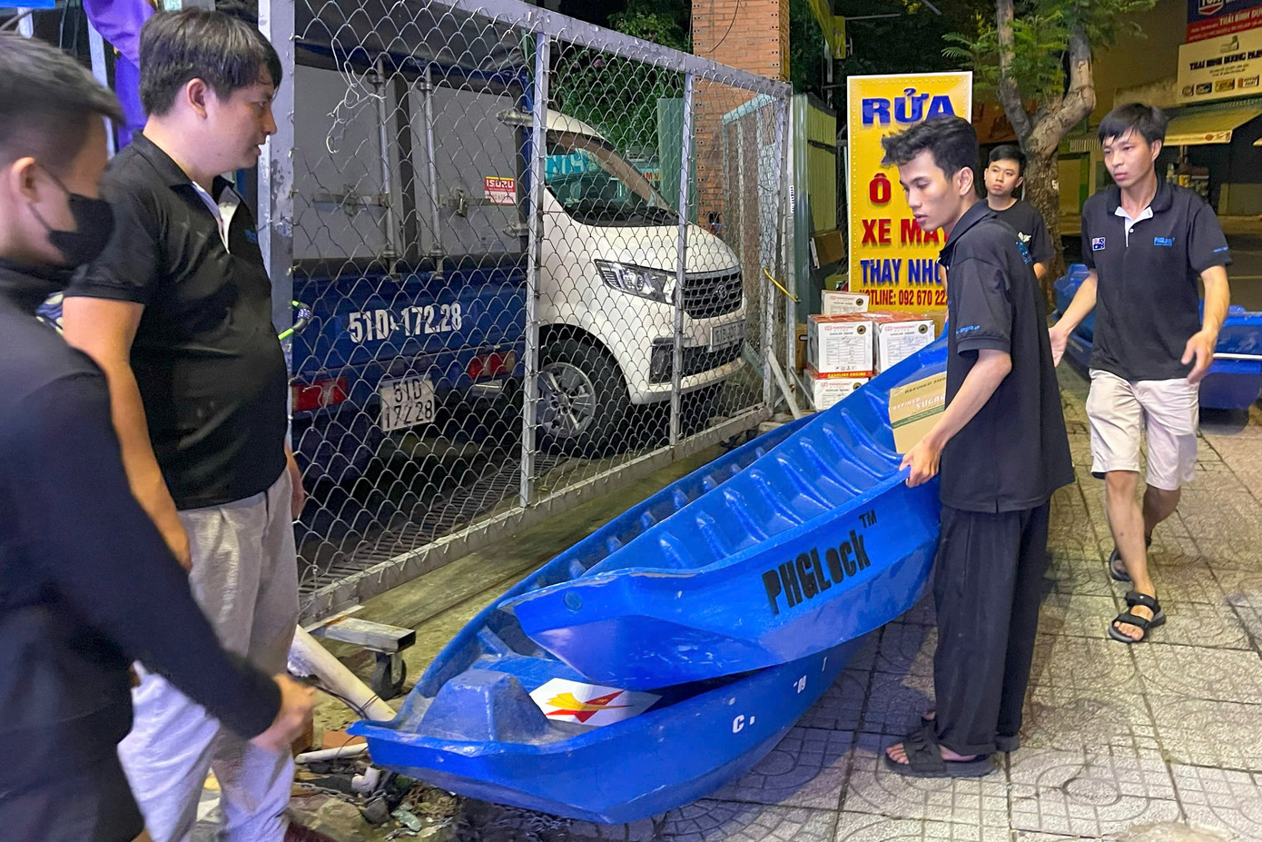 Anh Hoàng Tuấn Anh (thứ hai, từ trái sang) đang cùng các thành viên của ATM cứu nạn hội ý phương án vận chuyển xuồng máy. Anh Hoàng Tuấn Anh (thứ hai, từ trái sang) đang cùng các thành viên của ATM cứu nạn hội ý phương án vận chuyển xuồng máy.