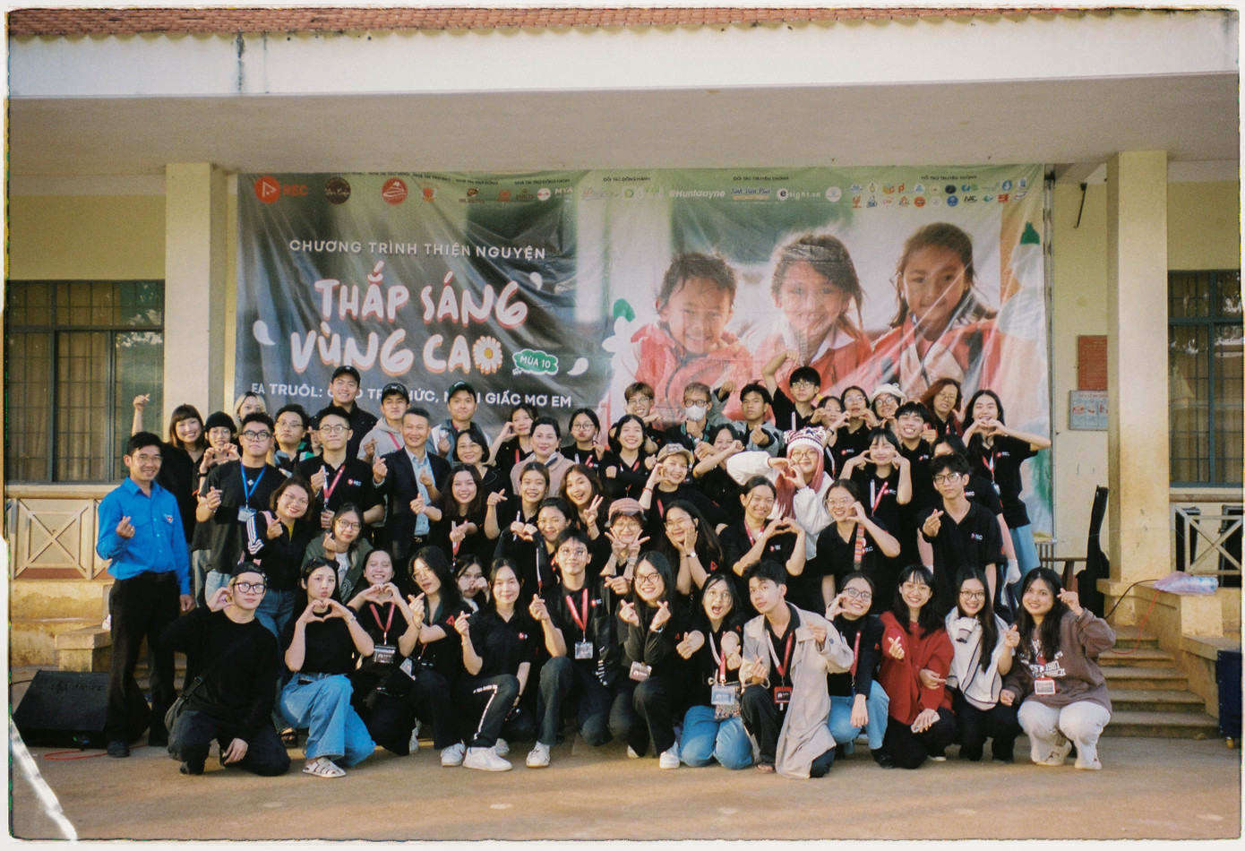 Dự án thiện nguyện “Thắp sáng vùng cao”, với thành viên là sinh viên các trường đại học tại TP. HCM. Dự án thiện nguyện “Thắp sáng vùng cao”, với thành viên là sinh viên các trường đại học tại TP. HCM.