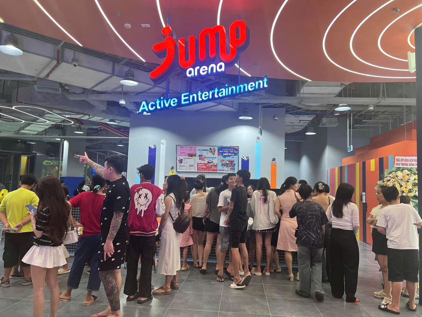 Giá vé hợp lý, phù hợp với sinh viên và học sinh đi số lượng đông.