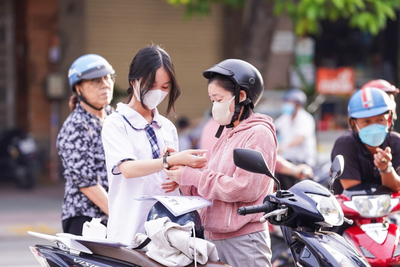 Phụ huynh dặn dò các con bình tĩnh làm bài, kiểm tra kỹ đáp án trước khi nộp và canh thời gian làm bài.