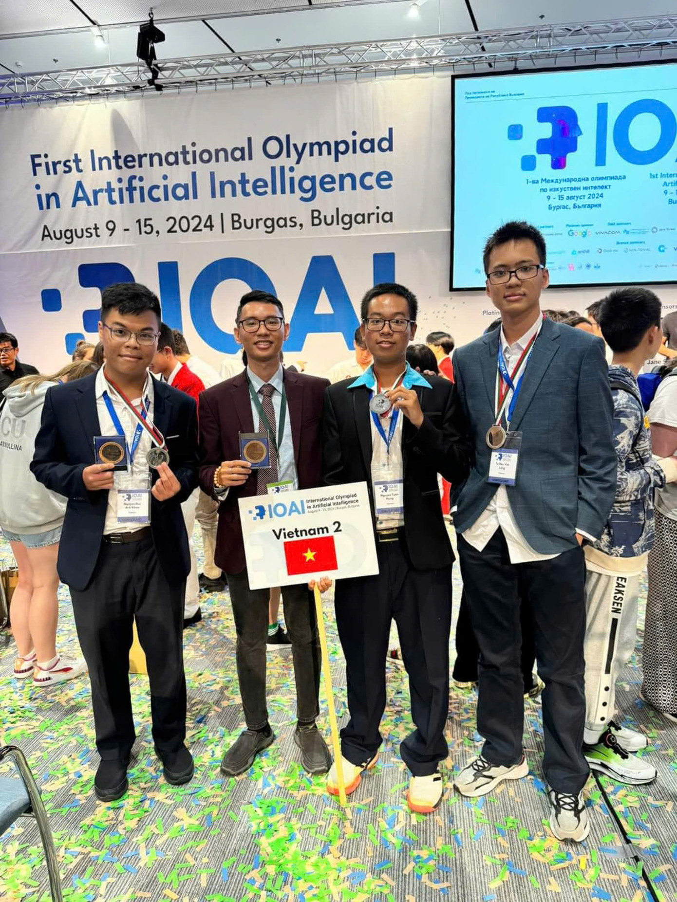 4 thành viên Đội Việt Nam 2 tại cuộc thi.