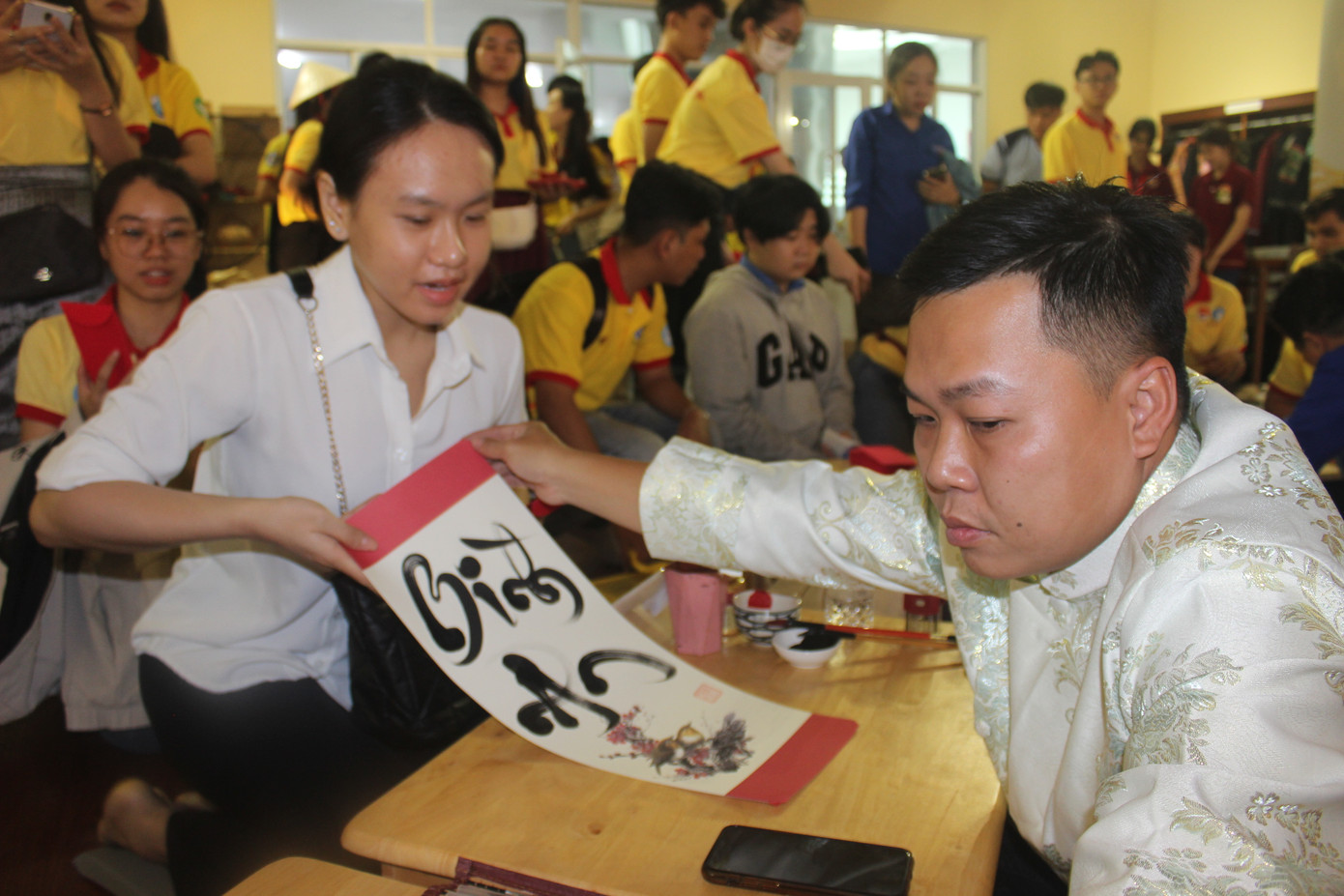 Các bạn sinh viên xin chữ các 'ông đồ'. Các bạn sinh viên xin chữ các 'ông đồ'.