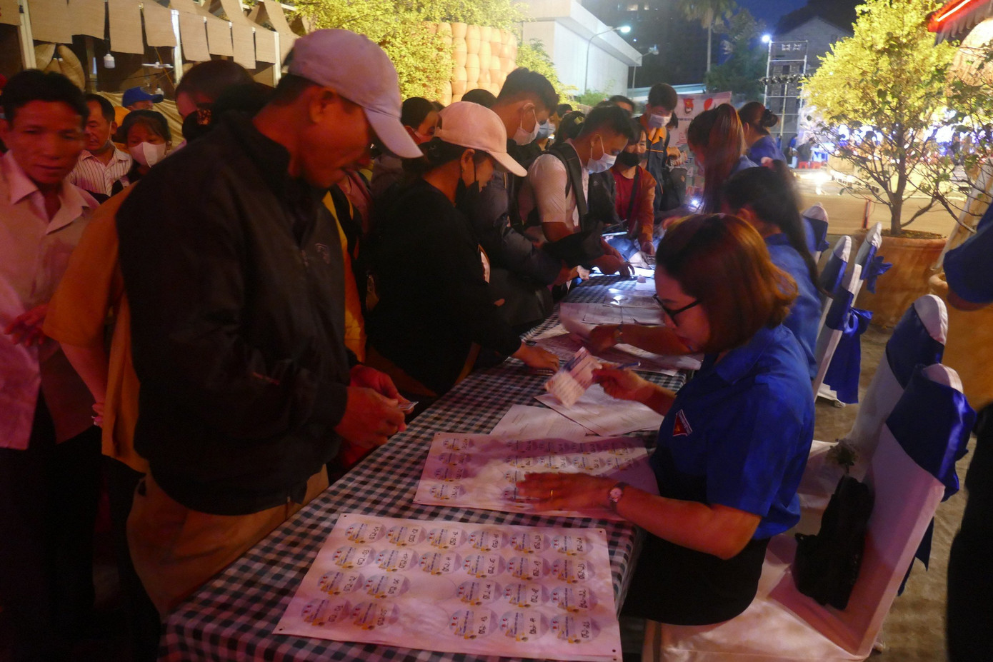 Người lao động xếp hàng đợi nhận 'vé Tết 0 đồng'.