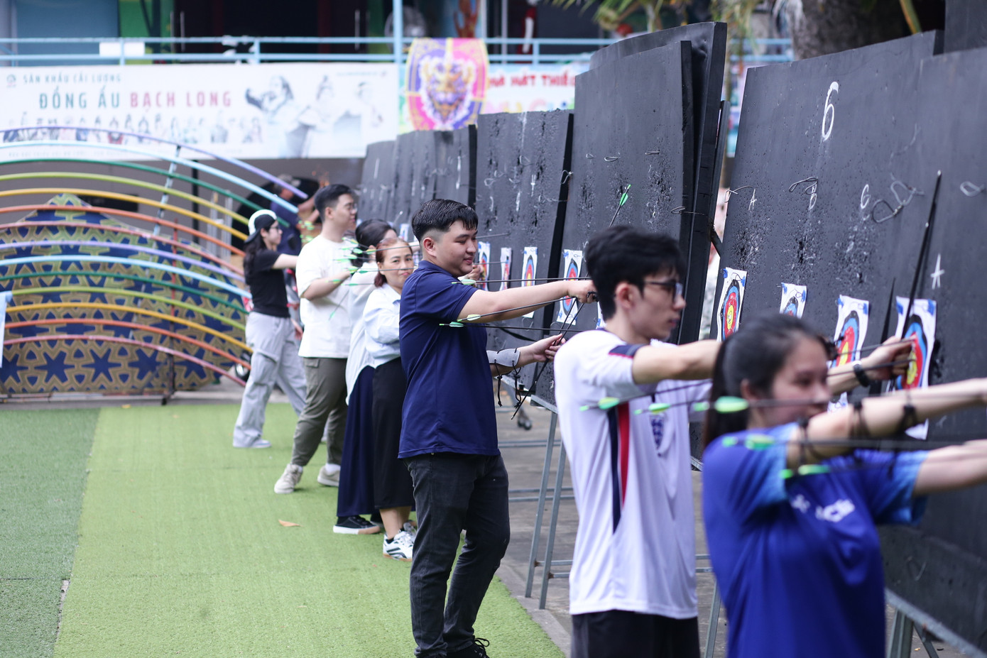 Sau khi tất cả người chơi trên sân hoàn thành lượt bắn, người chơi sẽ được người hướng dẫn ra hiệu lệnh đi lên rút tên cùng một lúc.