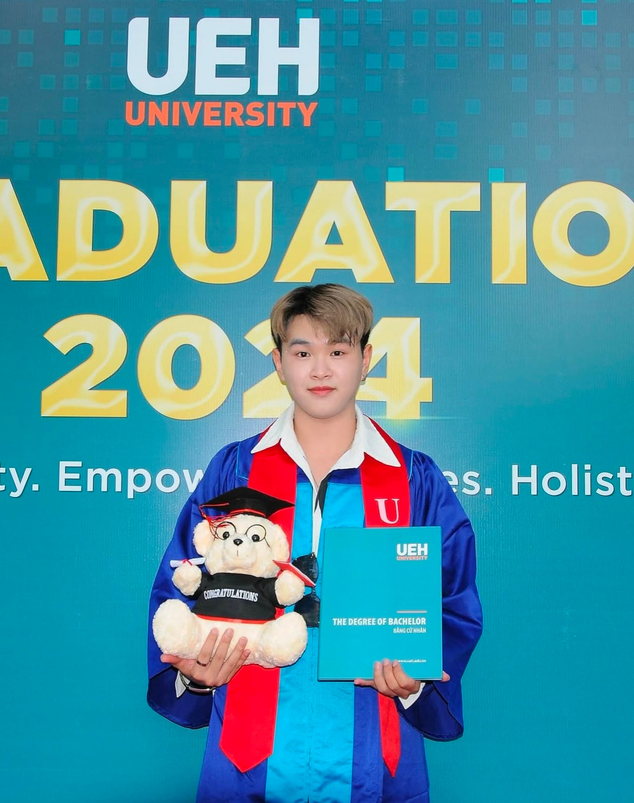 Minh Khôi tốt nghiệp đại học loại Giỏi với hai bằng Kinh doanh Quốc tế - Logistics và Quản lý Chuỗi cung ứng. (Ảnh: NVCC)