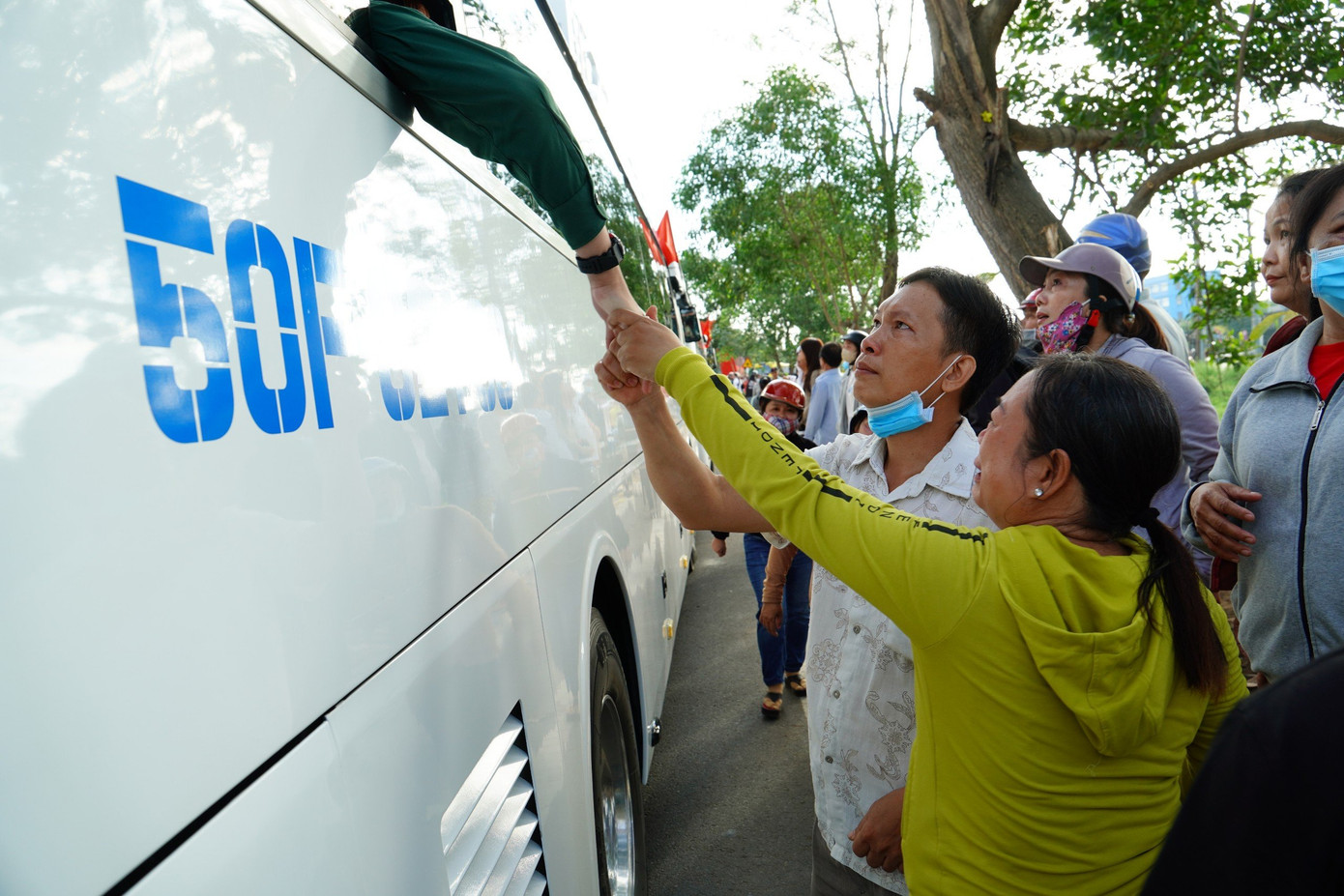 Khoảnh khắc xúc động giữa thanh niên lên đường nhập ngũ chia tay cùng người thân.