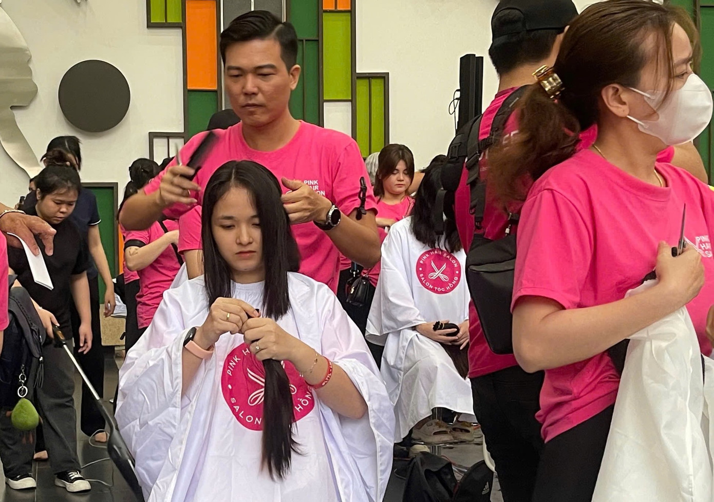 Bạn trẻ hiến tóc vì bệnh nhân ung thư. Bạn trẻ hiến tóc vì bệnh nhân ung thư.