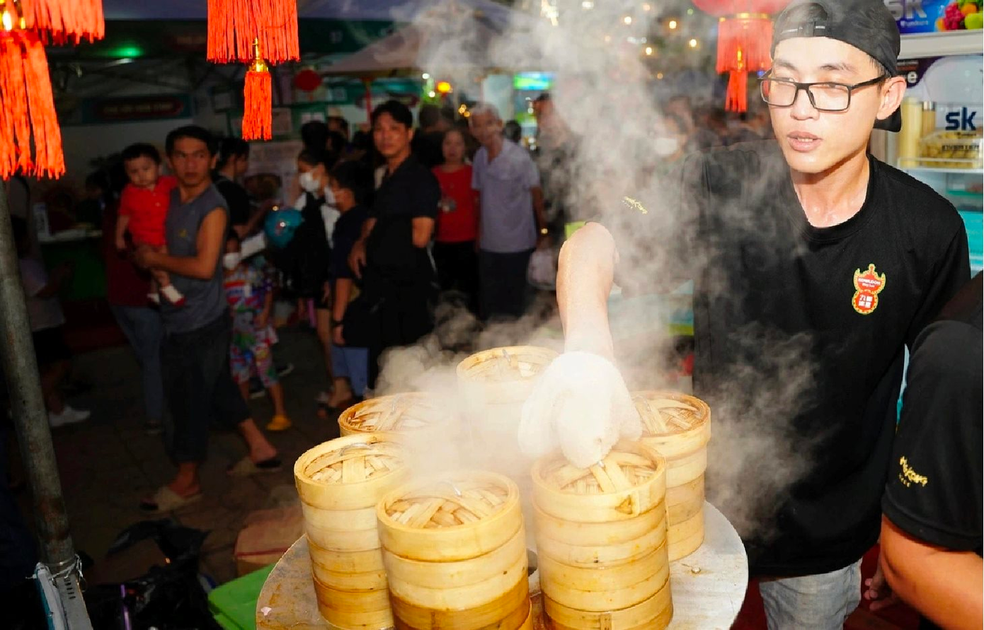 Nhiều món ăn nổi tiếng theo phong vị người Hoa có ở Lễ hội này. Nhiều món ăn nổi tiếng theo phong vị người Hoa có ở Lễ hội này.