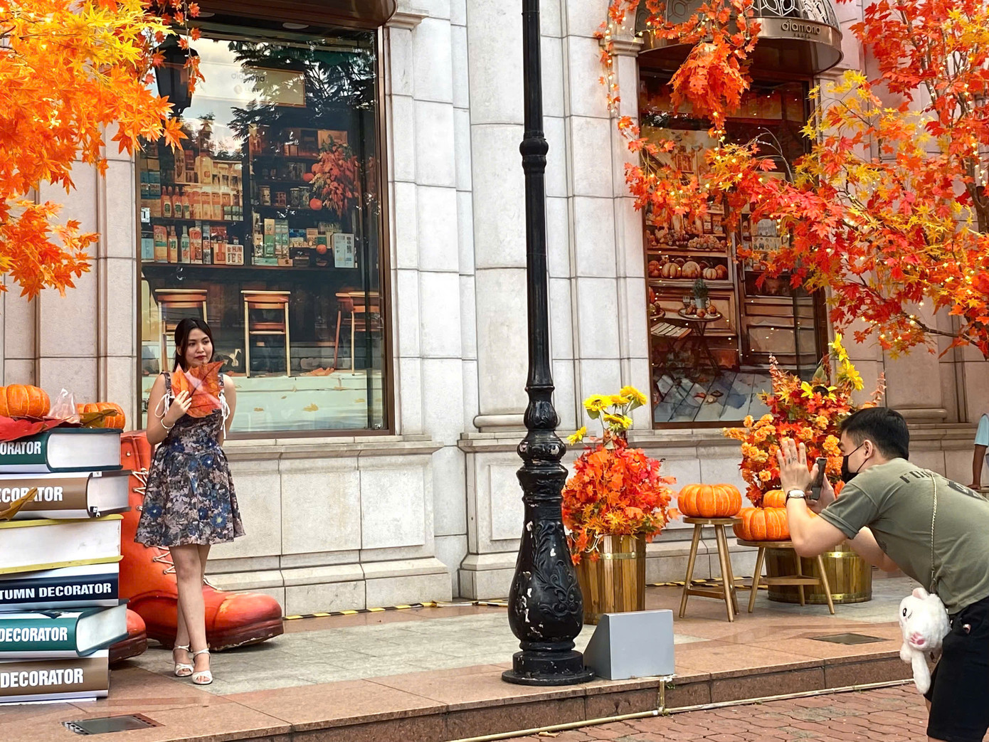 Không gian check-in bên ngoài Diamond Plaza. Không gian check-in bên ngoài Diamond Plaza.