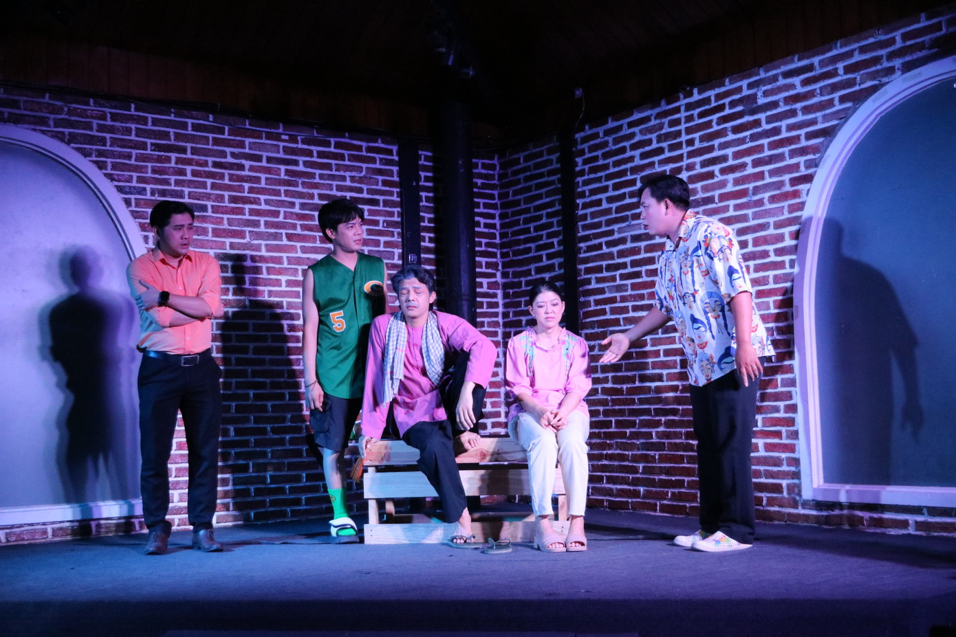 Sân khấu của kịch cafe khá nhỏ với một đạo cụ duy nhất.