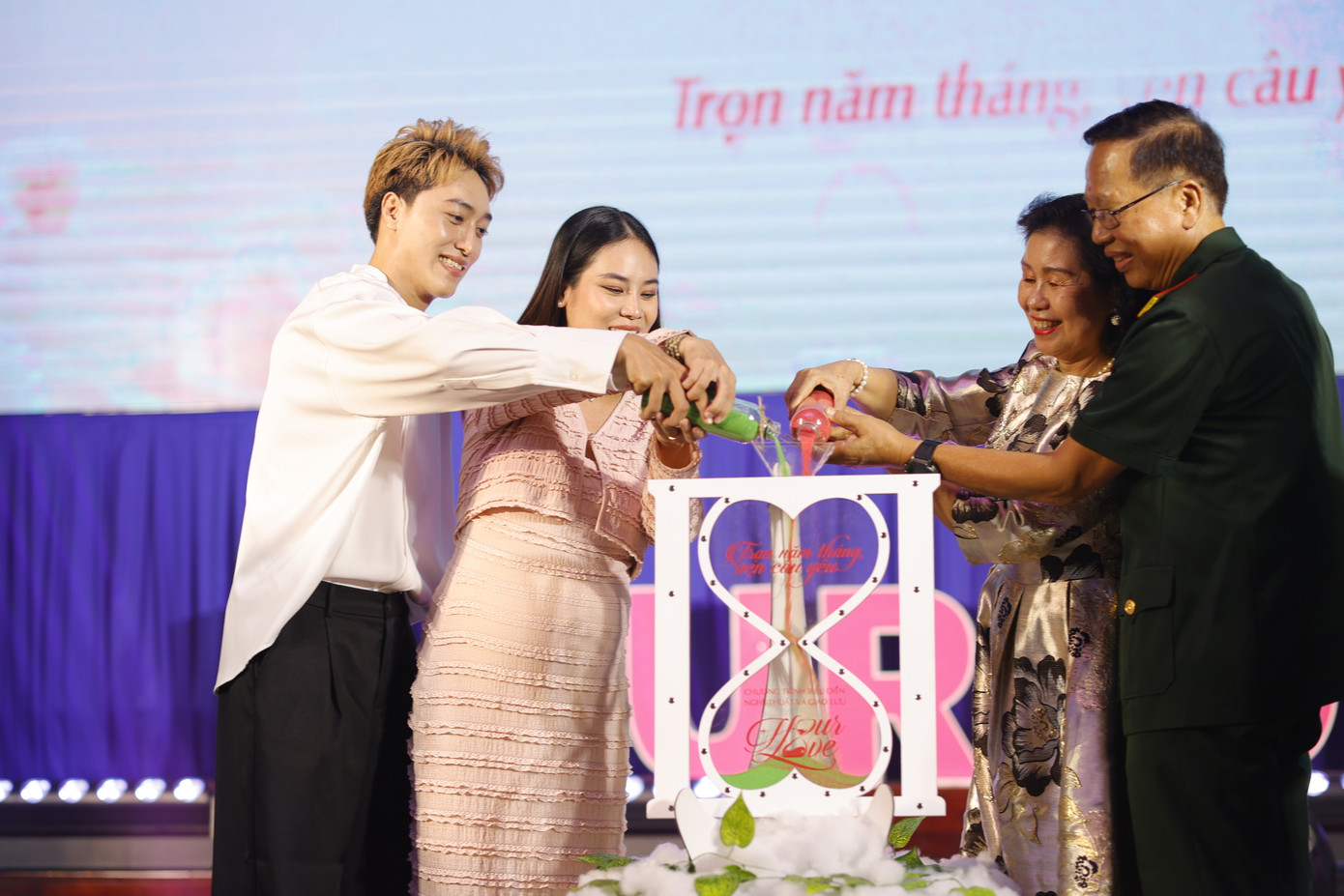 Hai cặp đôi diễn giả gửi tình yêu tại chương trình. (Ảnh: Anh Kiệt) Hai cặp đôi diễn giả gửi tình yêu tại chương trình. (Ảnh: Anh Kiệt)