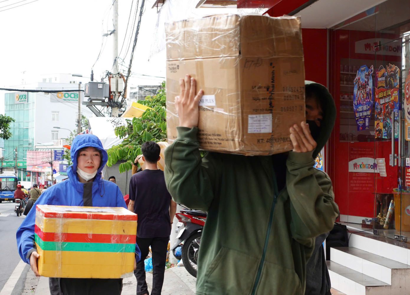 Tại Trung tâm Y tế TP. Thủ Đức, rất nhiều quần áo, chăn ấm cũng được quyên góp để gửi đến những gia đình bị thiệt hại, mất mát tài sản do mưa lũ. Tại Trung tâm Y tế TP. Thủ Đức, rất nhiều quần áo, chăn ấm cũng được quyên góp để gửi đến những gia đình bị thiệt hại, mất mát tài sản do mưa lũ.