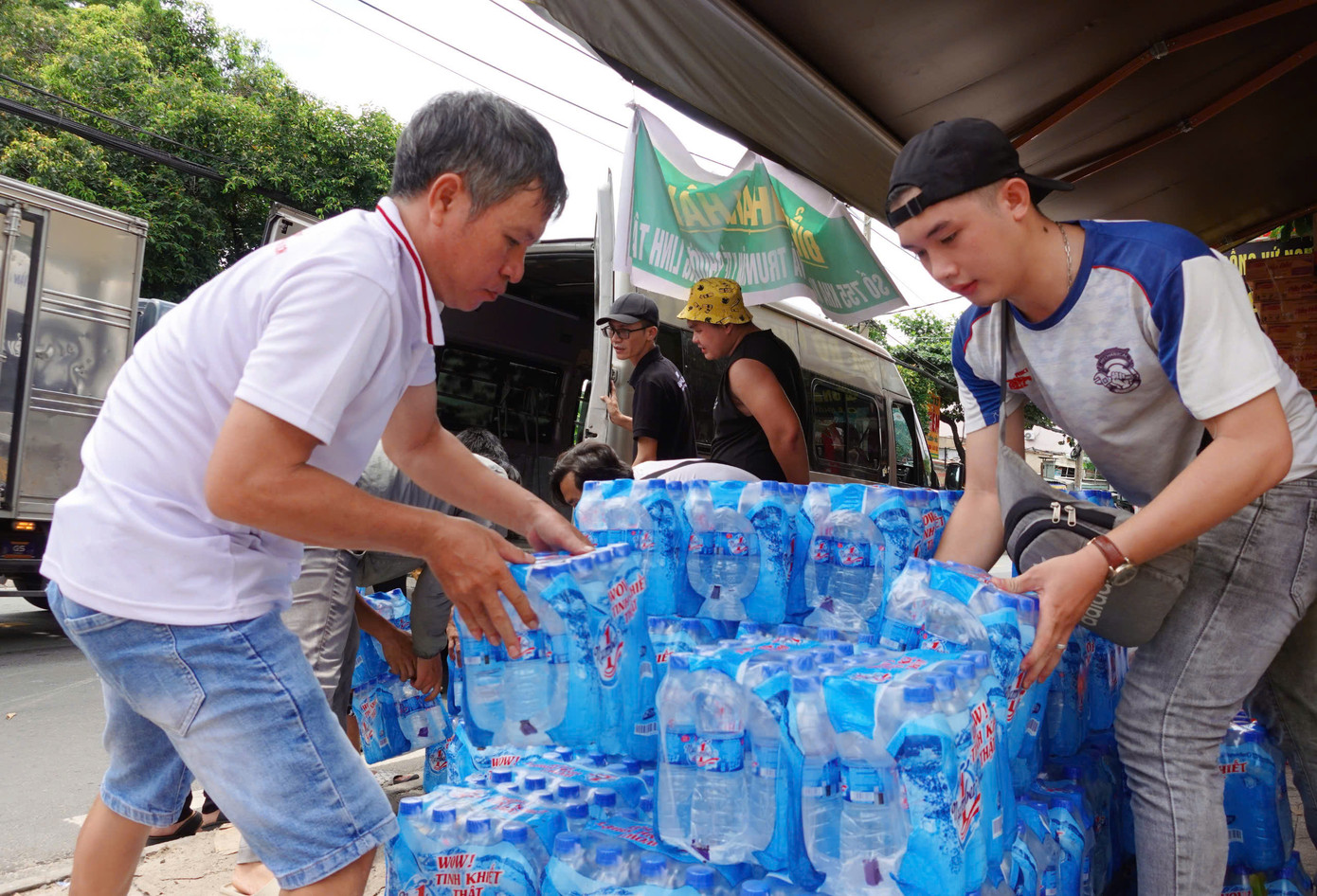 Nước sạch sẵn sàng đưa đến các hộ dân ở vùng bị sạt lở đất, lũ quét và ngập lụt. Nước sạch sẵn sàng đưa đến các hộ dân ở vùng bị sạt lở đất, lũ quét và ngập lụt.