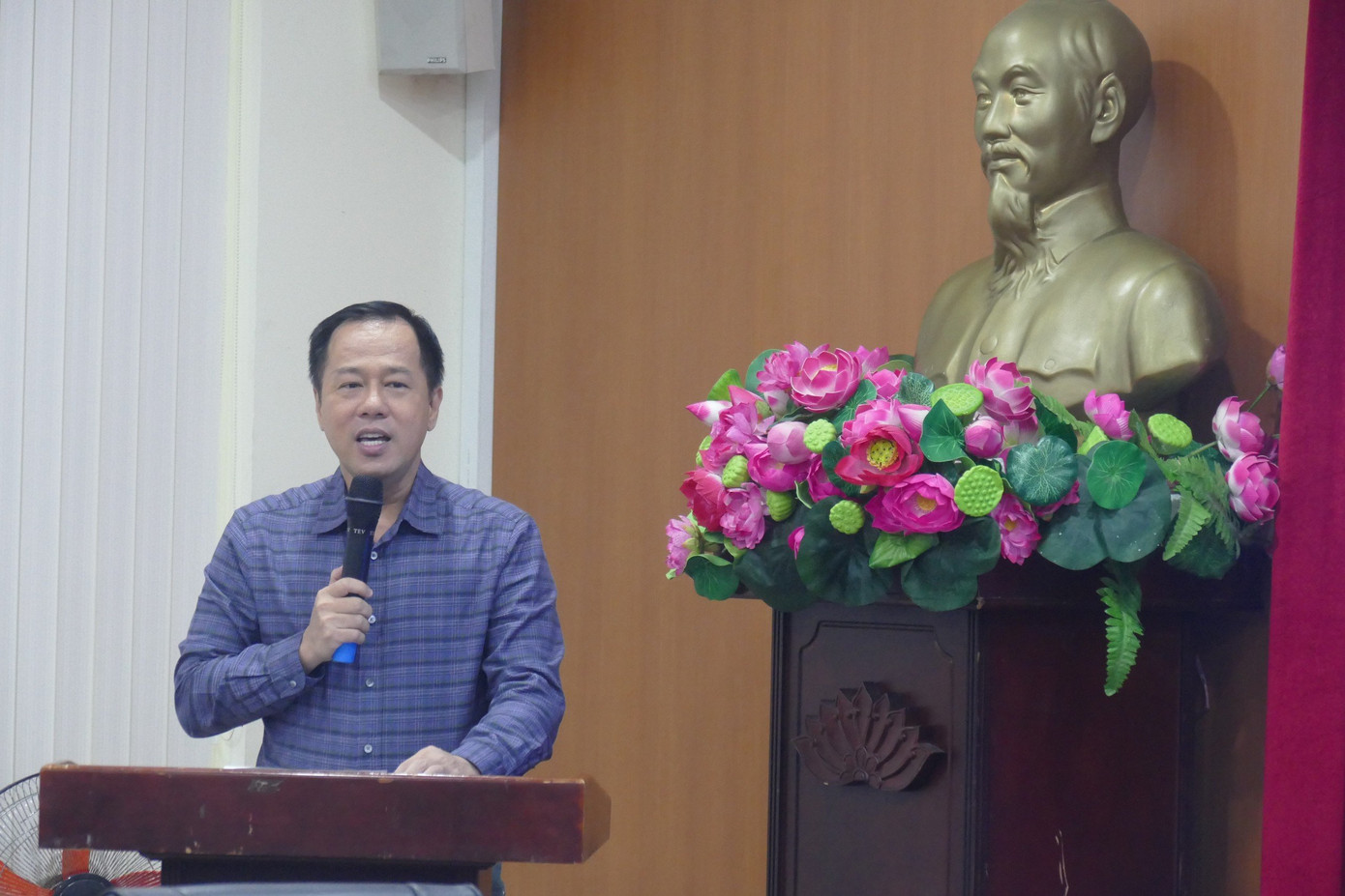 Hiệu trưởng trường ĐH Sư phạm TP. HCM Huỳnh Văn Sơn chia sẻ tại buổi lễ. Hiệu trưởng trường ĐH Sư phạm TP. HCM Huỳnh Văn Sơn chia sẻ tại buổi lễ.