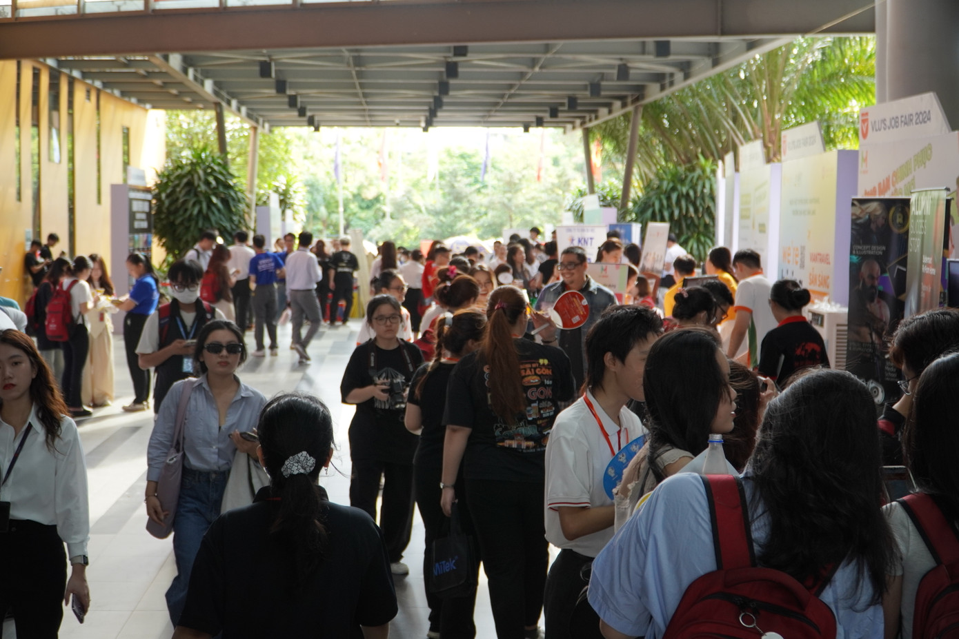 Rất đông sinh viên tham gia Ngày hội Việc làm &apos;VLU’s Job Fair 2024&apos;.