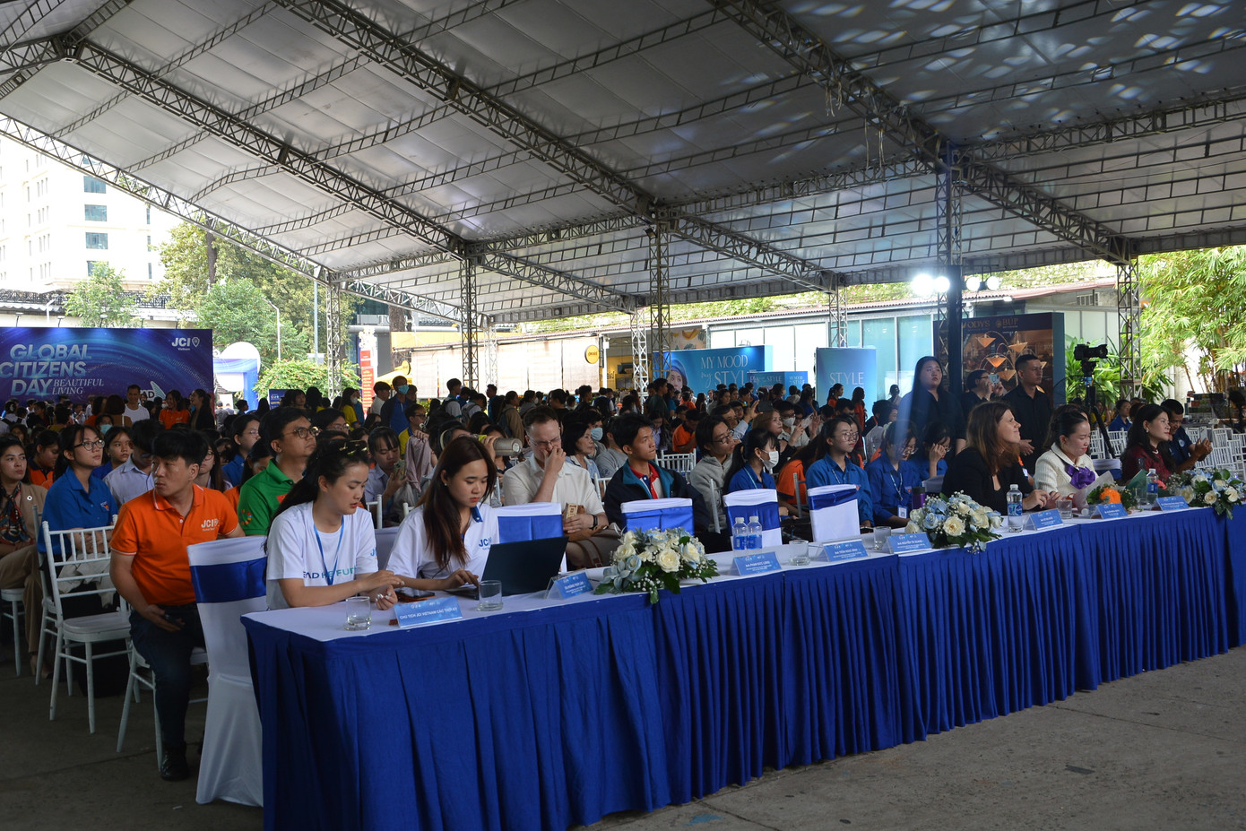 Đông đảo các bạn trẻ có mặt để cổ vũ cho các thí sinh.