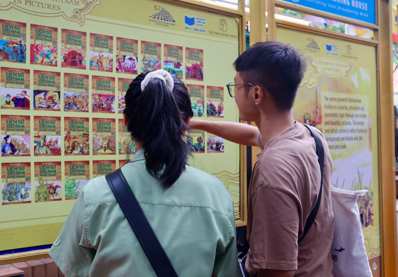 Nhóm bạn cùng nhau thảo luận tại triển lãm.