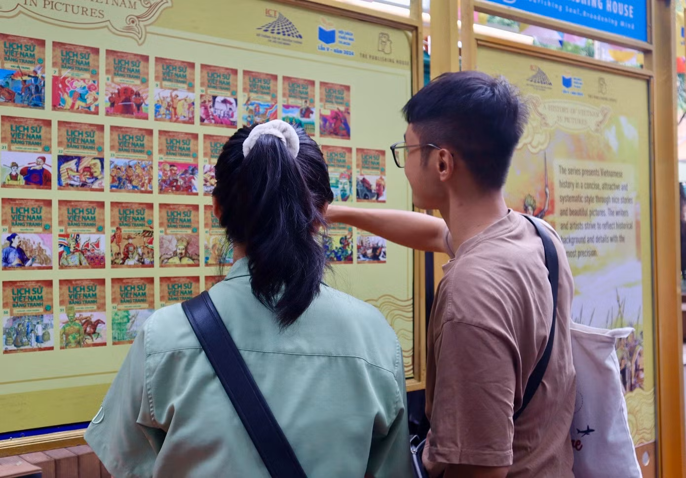 Nhóm bạn cùng nhau thảo luận tại triển lãm.