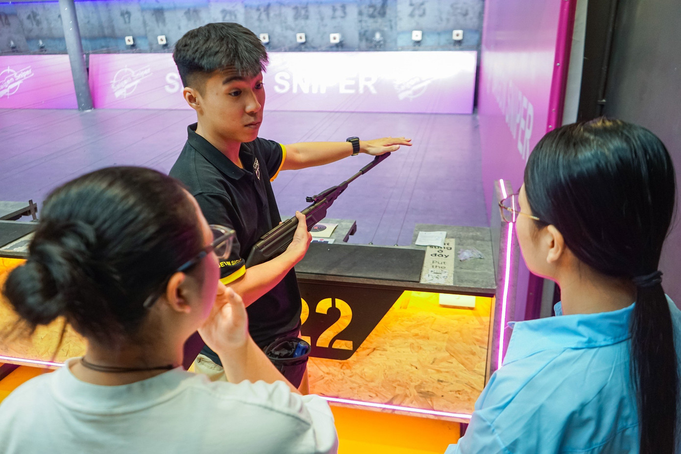 Khác với những bộ môn thể thao khác, người tham gia chơi và luyện tập bắn súng hơi không cần đeo bảo hộ. Tuy nhiên, cần phải nắm thật kỹ những quy tắc an toàn, vì hầu hết các loại súng hơi thể thao đều có tính sát thương rất cao.