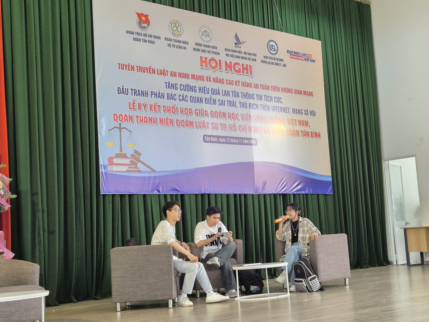 Tiểu phẩm “Nhẹ dạ cả tin” do các bạn sinh viên đóng để truyền tải câu chuyện lừa đảo trên không gian mạng.