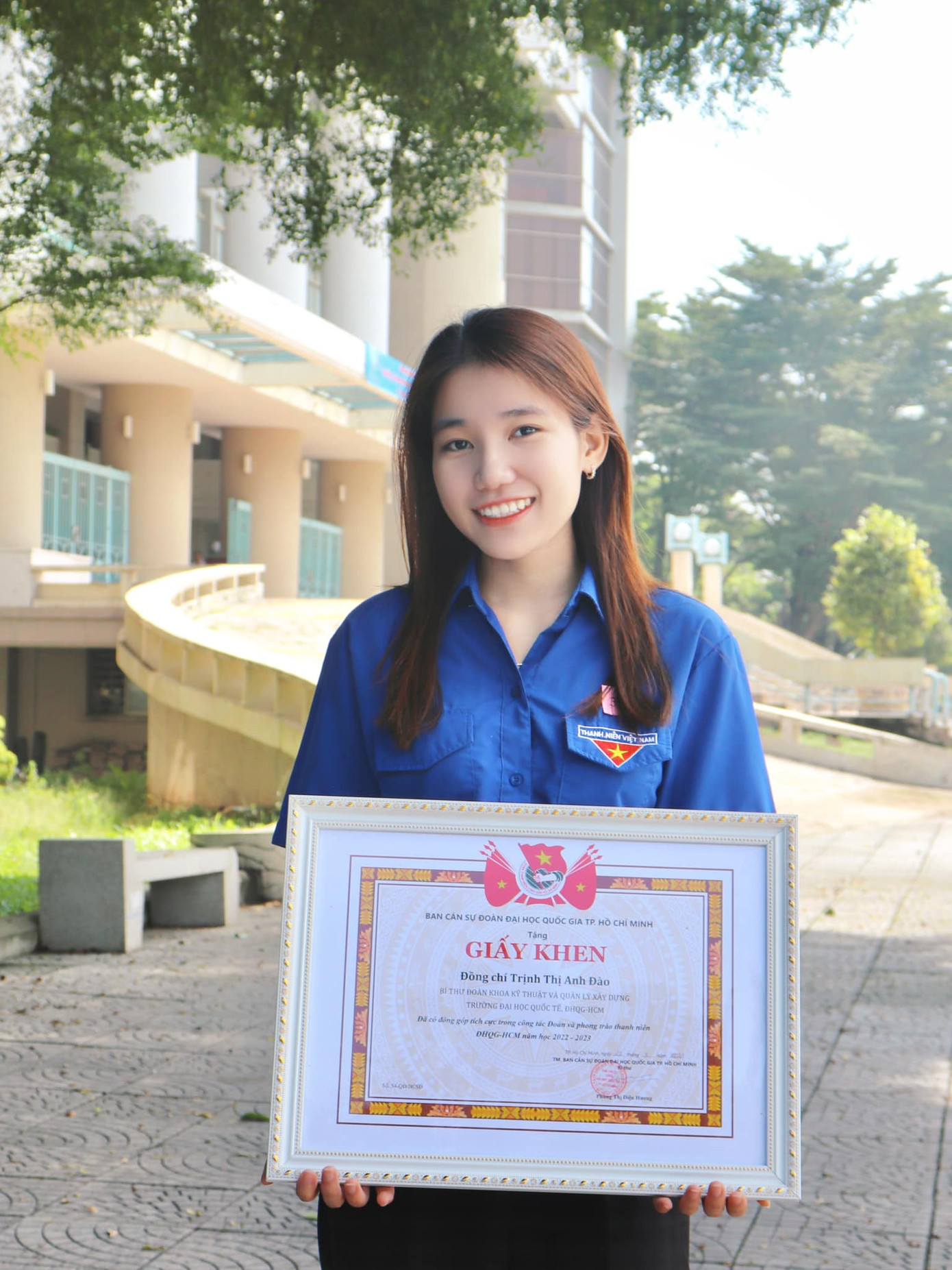 Anh Đào nhận giấy khen của Ban Cán sự Đoàn ĐHQG TP. HCM vì “Đã có đóng góp tích cực trong công tác Đoàn và phong trào thanh niên ĐHQG TP. HCM, năm học 2022 - 2023”. Anh Đào nhận giấy khen của Ban Cán sự Đoàn ĐHQG TP. HCM vì “Đã có đóng góp tích cực trong công tác Đoàn và phong trào thanh niên ĐHQG TP. HCM, năm học 2022 - 2023”.