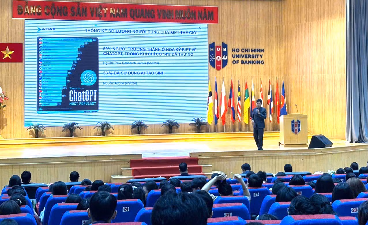 Rất đông sinh viên tham dự chương trình.