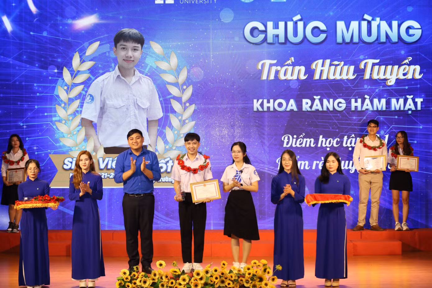 Hữu Tuyển được trường ĐH Hồng Bàng vinh danh là một trong những gương mặt sinh viên tiêu biểu của trường.