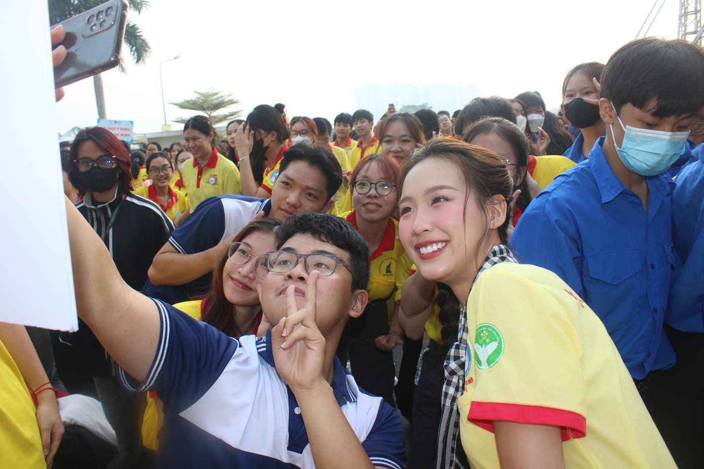 Hoa hậu Liên lục địa Lê Nguyễn Bảo Ngọc xuống từng đội hình động viên các chiến sĩ 'Xuân Tình nguyện' tại Lễ ra quân. Hoa hậu Liên lục địa Lê Nguyễn Bảo Ngọc xuống từng đội hình động viên các chiến sĩ 'Xuân Tình nguyện' tại Lễ ra quân.