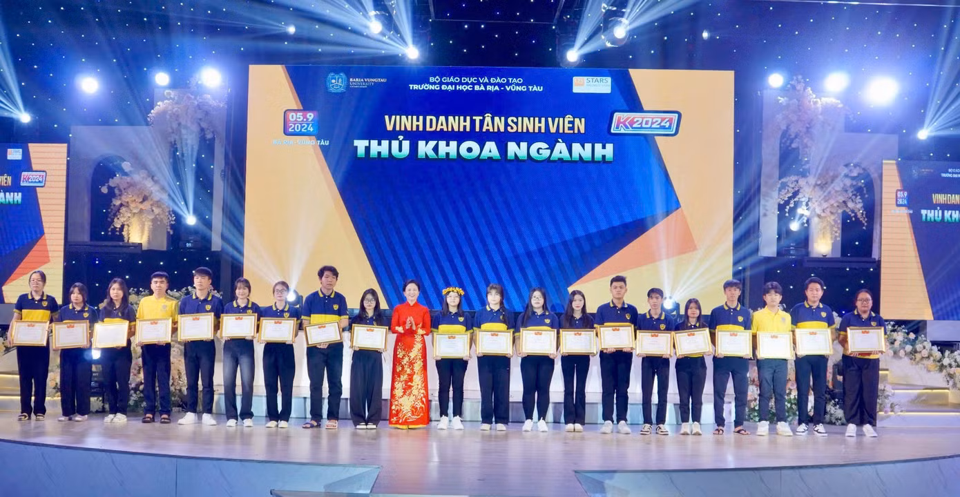 Nguyễn Trường Giang được trường vinh danh thủ khoa đầu năm học 2024 - 2025.