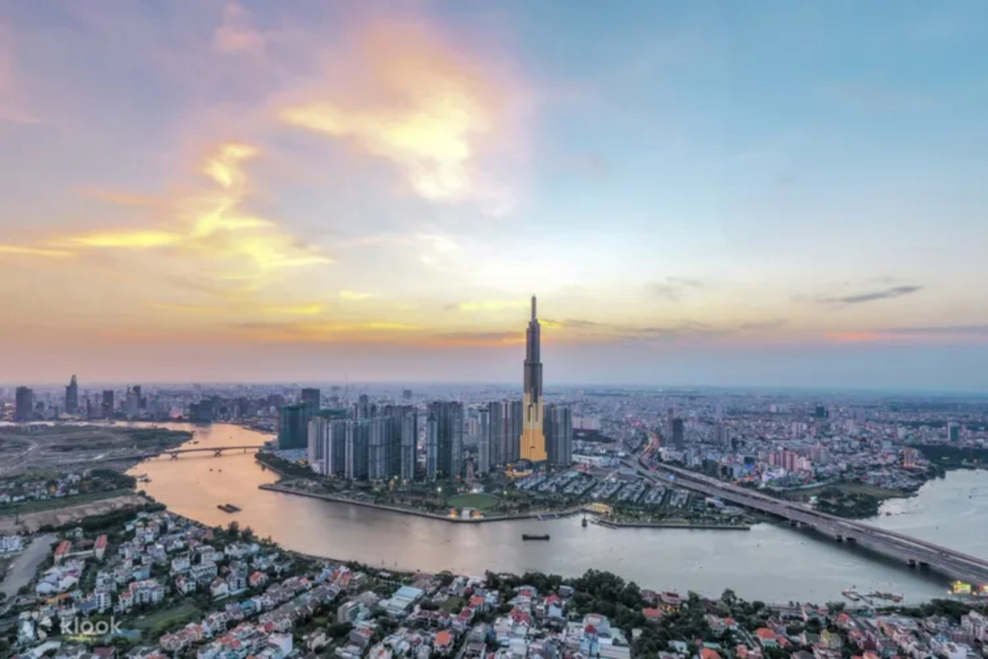 Landmark 81 Skyview là nơi có tầm nhìn toàn thành phố, đảm bảo không bỏ lỡ giây phút rực rỡ nào của màn pháo hoa. (Ảnh: Klook)