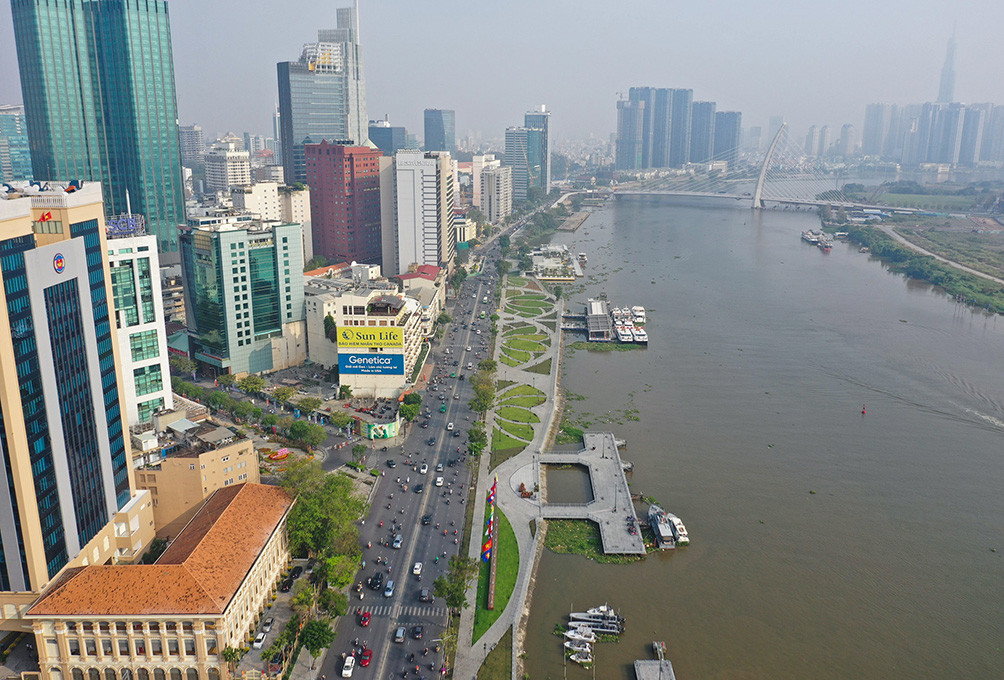 Công viên bến Bạch Đằng có vị trí gần điểm bắn tầm cao, dễ dàng cho các bạn trẻ “check-in” cùng pháo hoa. (Ảnh: VnE)