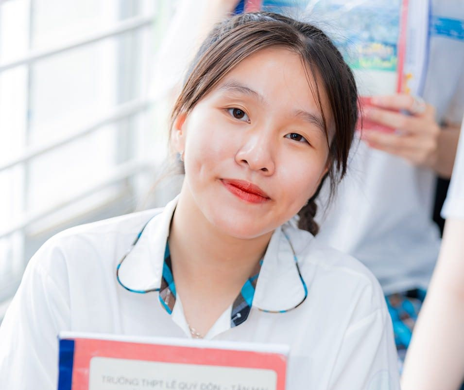 Vũ Nguyễn Ngân Khánh là một trong 120 sinh viên nhận học bổng &apos;Nâng bước thủ khoa&quot; năm 2023.