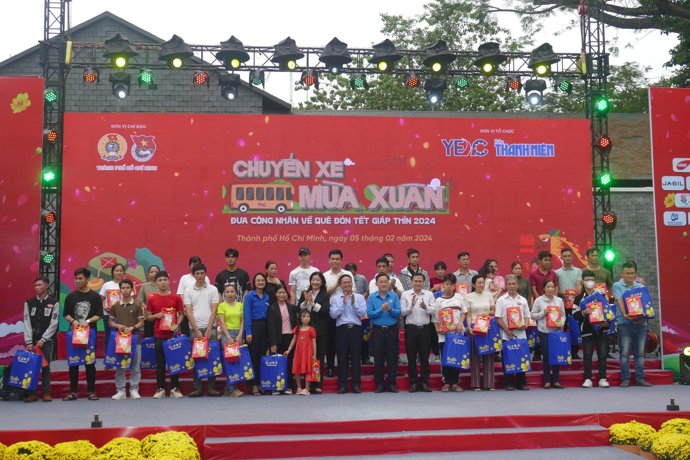 Ban Tổ chức trao quà cho thanh niên, công nhân về quê đón Tết.