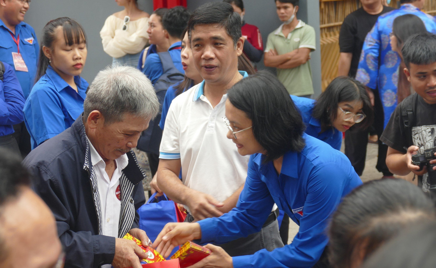 Ban Tổ chức tặng quà và tiễn công nhân lên xe về quê đón Tết.