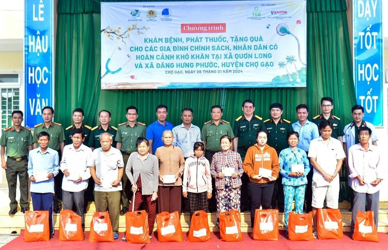 Đoàn công tác trao quà cho đối tượng chính sách. Đoàn công tác trao quà cho đối tượng chính sách.