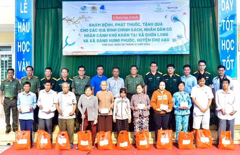 Đoàn công tác trao quà cho đối tượng chính sách.
