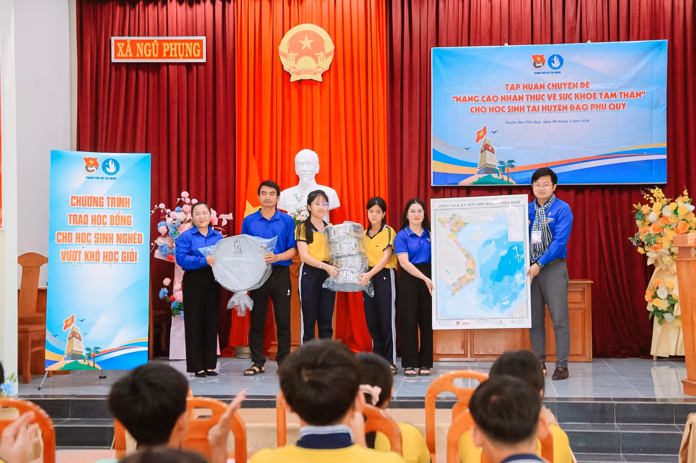 Chuyên đề “Nâng cao nhận thức về sức khỏe tâm thần” - đoạt giải Nhất cuộc thi nghiên cứu khoa học Euréka TP. HCM, do anh Võ Thành Tiến - Phó Bí thư Đoàn khoa Tâm lí học, trường ĐH Sư phạm TP. HCM làm Chủ nhiệm đề tài, đã được trình bày trước hơn 100 học sinh, tổng phụ trách Đội và các anh chị cán bộ Đoàn xã Ngũ Phụng để cùng nhau tham gia thảo luận. (Ảnh: TLTĐ)