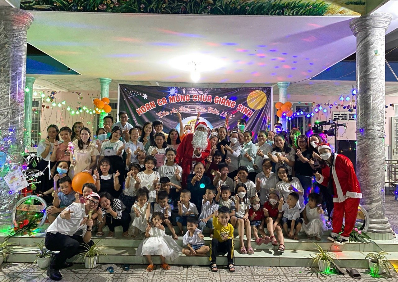 Tố Trinh và các thành viên của mái ấm tổ chức buổi tiệc đón Giáng sinh. (Ảnh: NVCC) Tố Trinh và các thành viên của mái ấm tổ chức buổi tiệc đón Giáng sinh. (Ảnh: NVCC)