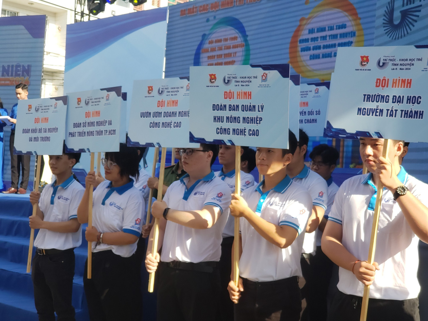 Các đội hình trí thức trẻ tình nguyện ra quân trong Lễ phát động.