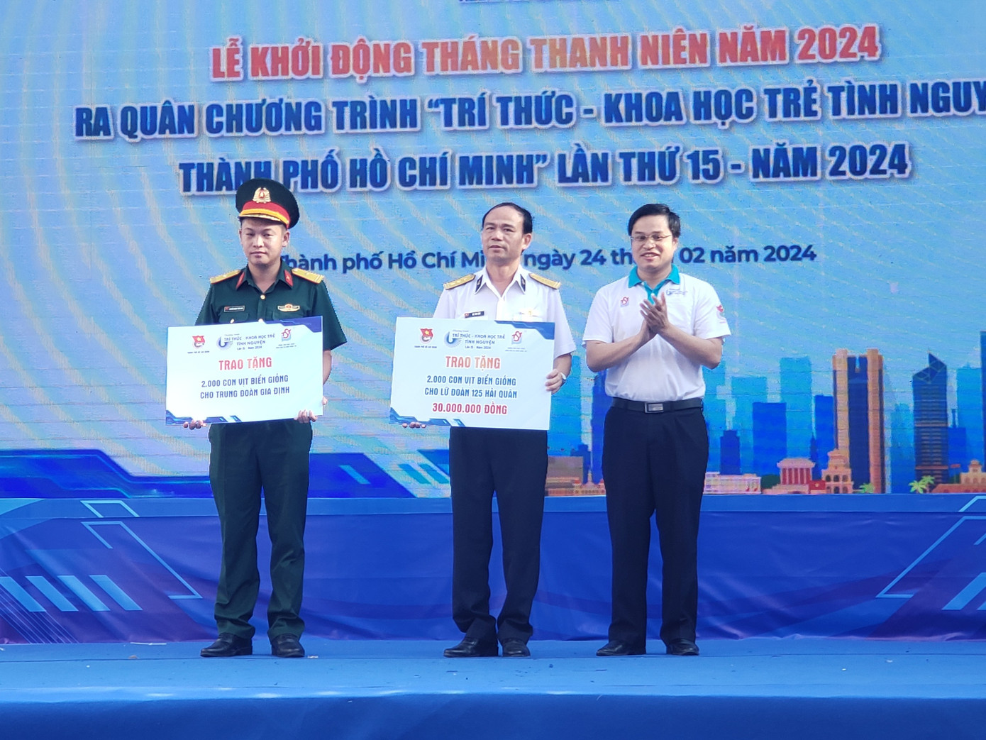 Trung tâm Phát triển Khoa học và Công nghệ trẻ TP. HCM trao nguồn lực đến 2 đơn vị Lữ đoàn 125 và Bộ Tư lệnh vùng Cảnh sát biển 3.