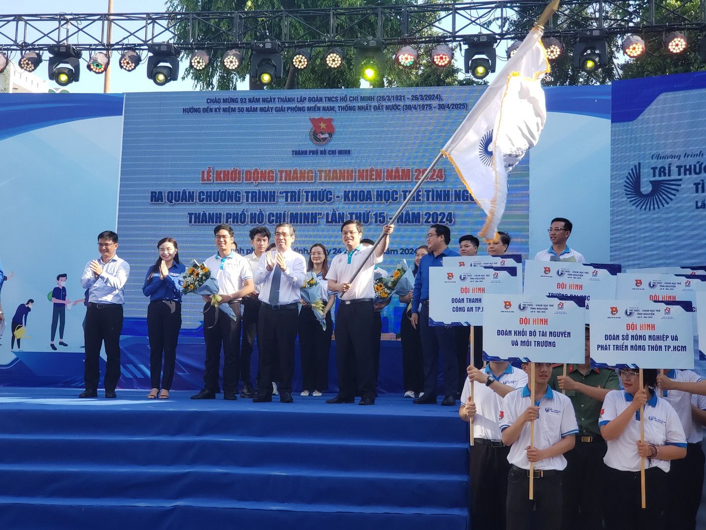 Nghi thức trao cờ tại Lễ phát động Tháng Thanh niên.