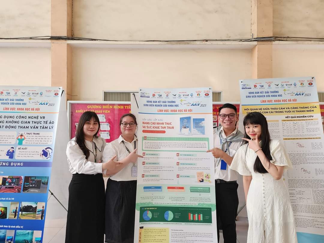 Các bạn trẻ đặt tên nhóm "Quyết tâm NCKH" mong muốn sẽ tiếp tục đồng hành trên chặng đường sắp tới. Các bạn trẻ đặt tên nhóm "Quyết tâm NCKH" mong muốn sẽ tiếp tục đồng hành trên chặng đường sắp tới.