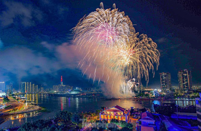 Điểm bắn tầm cao tại khu vực đầu đường hầm sông Sài Gòn luôn thu hút rất đông bạn trẻ. (Ảnh: Phạm Nguyễn)