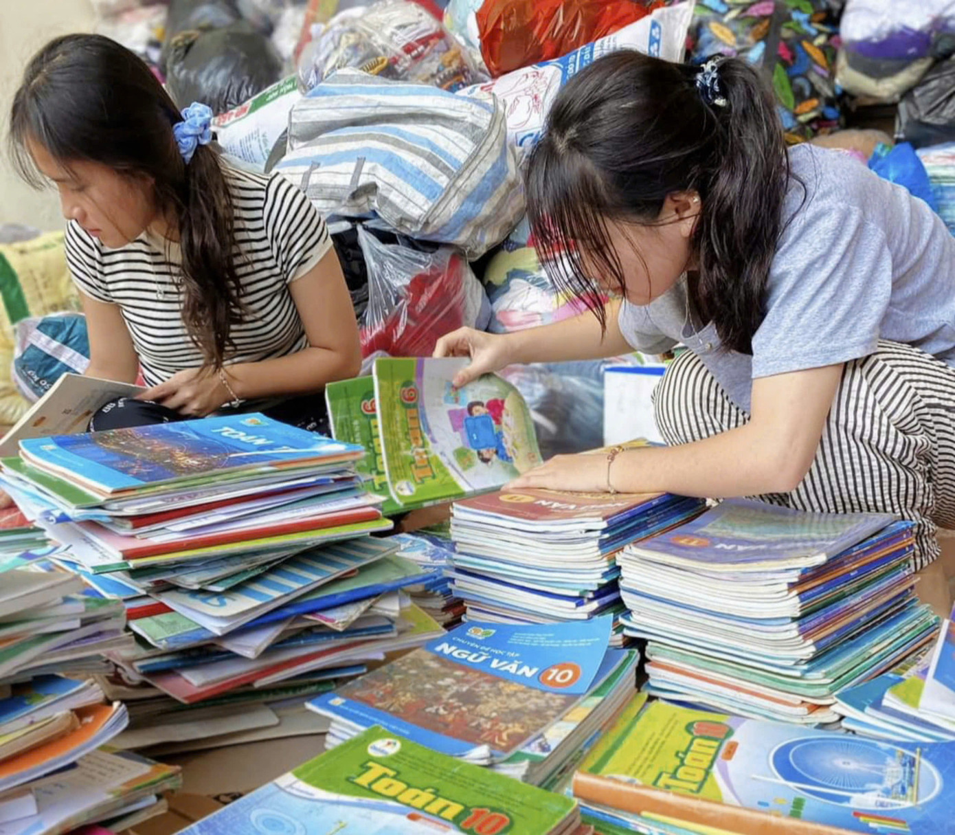 Các bạn tình nguyện viên của dự án khẩn trương phân loại sách.