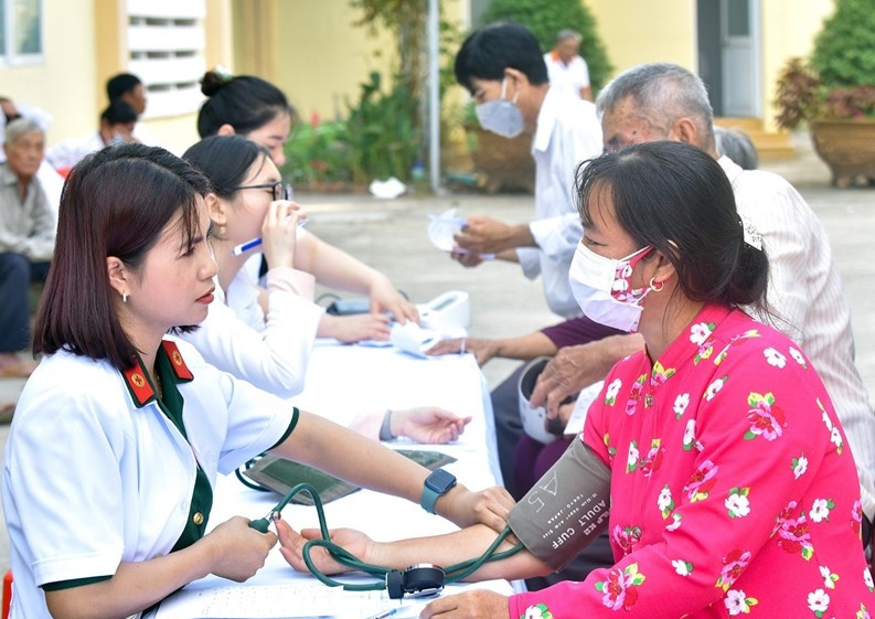 Đoàn bác sĩ Bệnh viện 175 khám bệnh cho người dân huyện Chợ Gạo, tỉnh Tiền Giang. Đoàn bác sĩ Bệnh viện 175 khám bệnh cho người dân huyện Chợ Gạo, tỉnh Tiền Giang.