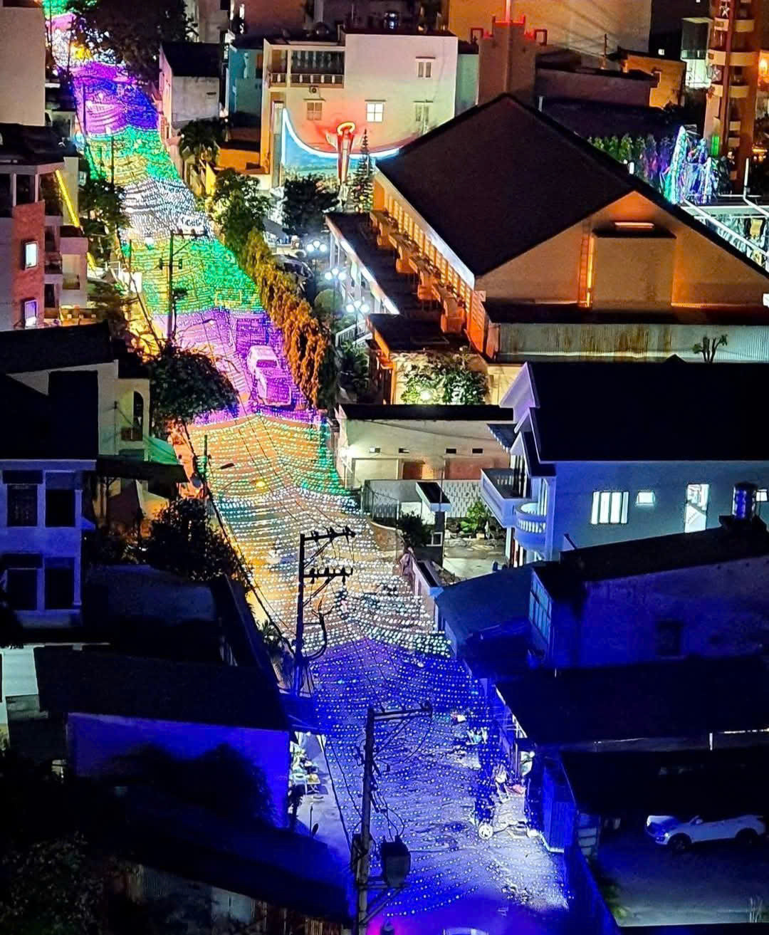 Hẻm 561 Phạm Văn Chiêu, Q. Gò Vấp được mệnh danh là con hẻm “sáng nhất” đêm Giáng sinh.