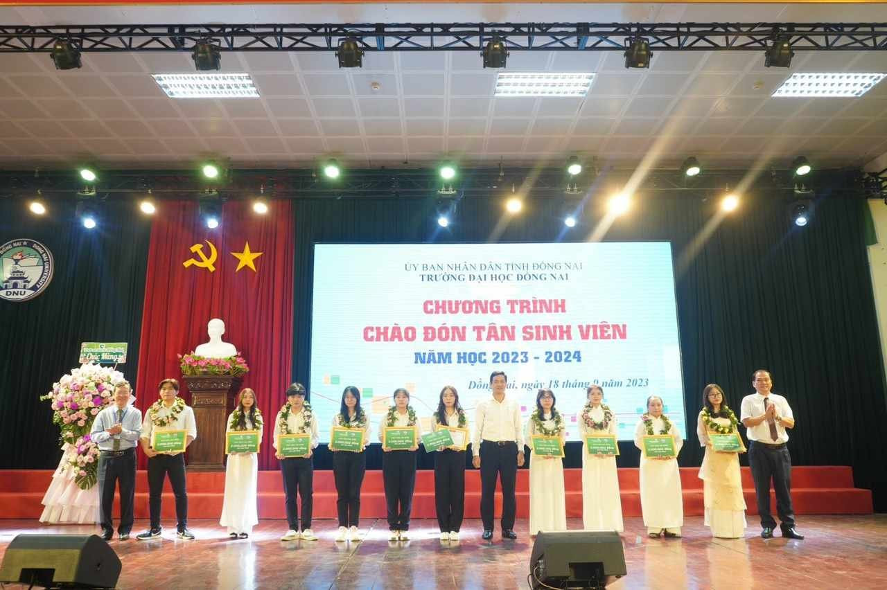 Vũ Nguyễn Ngân Khánh (thứ 5 từ trái sang) nhận bằng khen trong buổi Lễ chào đón Tân sinh viên. (Ảnh: NVCC)