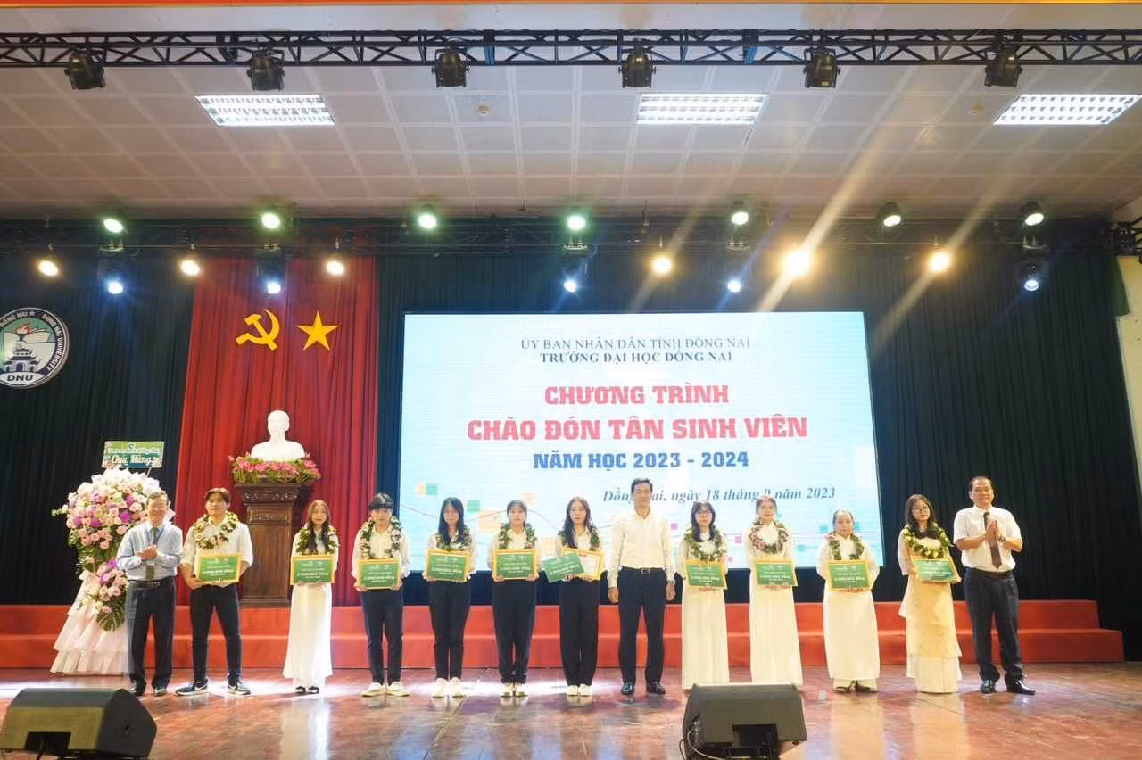 Vũ Nguyễn Ngân Khánh (thứ 5 từ trái sang) nhận bằng khen trong buổi Lễ chào đón Tân sinh viên. (Ảnh: NVCC)